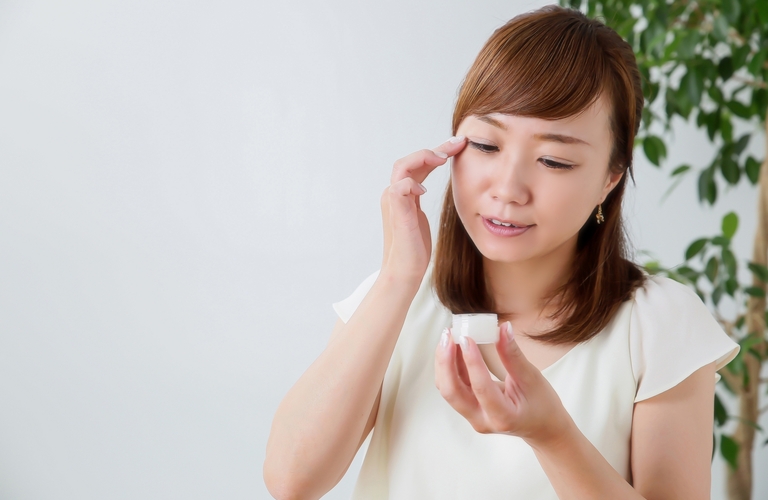 目元の小じわでお悩みなら、帯広で気軽にハイスペックコラーゲンマシンを利用できるCAPSULES.24